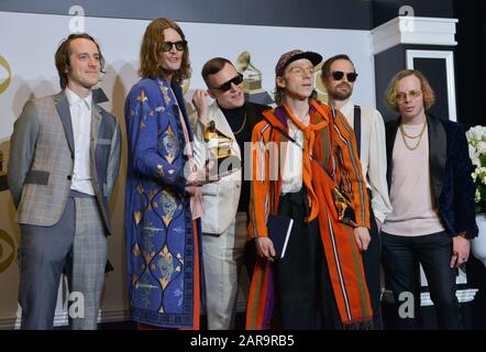 Los Angeles, California, Stati Uniti. 26th gennaio 2020. (L-R) Nick Bockrath, Daniel Tichenor, Brad Shultz, Matt Shultz, Matthan Minster e Jared Champion of Cage The Elephant appaiono backstage con il loro premio per il miglior album rock per 'Social Cues', durante i Grammy Awards annuali di 62nd tenuti presso lo Staples Center a Los Angeles domenica 26 gennaio 2020 . Foto di Christine Chew/UPI Credit: UPI/Alamy Live News Foto Stock