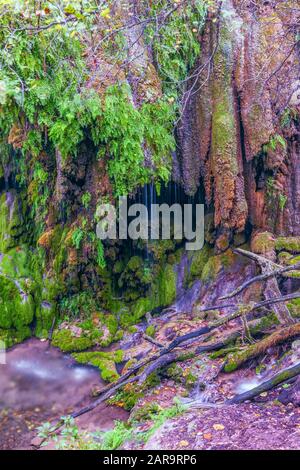 Vista parziale delle cascate di Gorman in autunno. Colorado Bend State Park. Hill Country. Texas. STATI UNITI Foto Stock