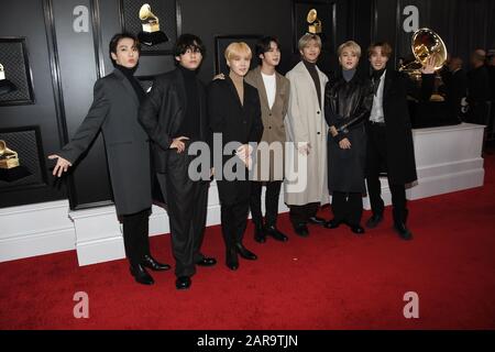 Los Angeles, California, Stati Uniti. 26th gennaio 2020. BTS arriva al 62nd annuale Grammy Awards Red carpet tenuto presso lo Staples Center il 26 gennaio 2020 a Los Angeles, California, Stati Uniti. (Foto di Snanlee B. Mirador/Sipa USA) credito: Sipa USA/Alamy Live News Foto Stock