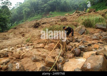 Sumedang, Indonesia. 27th Gen 2020. Un residente visto nella zona danneggiata che è stato colpito dalla frana in Cilipung.Heavy piogge che ha lavato alcune aree il 26 gennaio pomeriggio e ha causato una frana che ha ucciso due persone e ferito altri due e raccolti residenti risaie. Credit: Algi Libri Sugita/Sopa Images/Zuma Wire/Alamy Live News Foto Stock