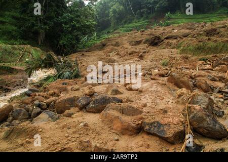 Sumedang, Indonesia. 27th Gen 2020. Una vista di un'area danneggiata che è stata colpita dalla frana in Cilipung Village.Heavy piogge che ha inondato alcune aree il 26 gennaio pomeriggio e ha causato una frana che ha ucciso due persone e ferito altri due e raccolti residenti risaie. Credit: Algi Libri Sugita/Sopa Images/Zuma Wire/Alamy Live News Foto Stock