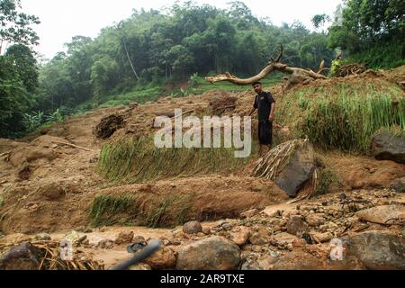 Sumedang, Indonesia. 27th Gen 2020. Un residente visto nella zona danneggiata che è stato colpito dalla frana in Cilipung.Heavy piogge che ha lavato alcune aree il 26 gennaio pomeriggio e ha causato una frana che ha ucciso due persone e ferito altri due e raccolti residenti risaie. Credit: Sopa Images Limited/Alamy Live News Foto Stock