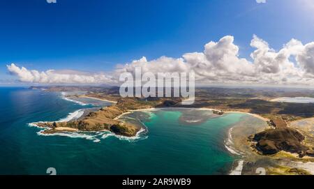 Veduta aerea panoramica della splendida spiaggia di Tanjung Aan nel sud di Lombok in Indonesia Foto Stock