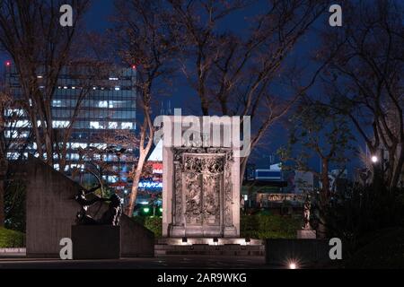 Tokyo, giappone - 07 gennaio 2020: Scultura monumentale replica delle Porte di Hells da parte dell'artista francese Auguste Rodin all'ingresso della Muse Nazionale Foto Stock