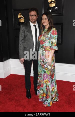 Los Angeles, California, Stati Uniti. 26th gennaio 2020. Natalie Hemby, Mike Wrucke arriva al tappeto rosso 62nd Annual Grammy Awards che si tiene presso lo Staples Center il 26 gennaio 2020 a Los Angeles, California, Stati Uniti. (Foto di Snanlee B. Mirador/Sipa USA) credito: Sipa USA/Alamy Live News Foto Stock