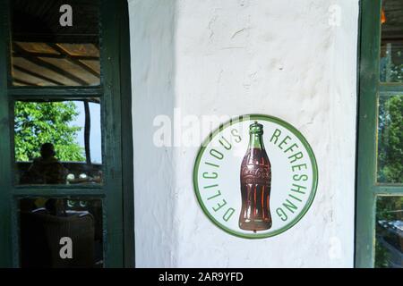 Vintage Coca-Cola Segno, Emilys Sala Da Pranzo, Rokeby Manor, Landour, Mussoorie, Uttarakhand, India Foto Stock