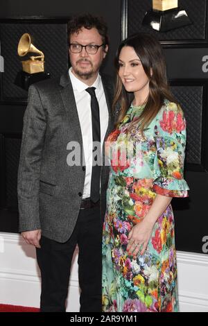 Los Angeles, California, Stati Uniti. 26th gennaio 2020. Natalie Hemby, Mike Wrucke arriva al tappeto rosso 62nd Annual Grammy Awards che si tiene presso lo Staples Center il 26 gennaio 2020 a Los Angeles, California, Stati Uniti. (Foto di Snanlee B. Mirador/Sipa USA) credito: Sipa USA/Alamy Live News Foto Stock