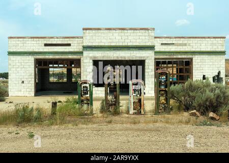 Pompe a gas rotte presso una stazione di servizio abbandonata Foto Stock
