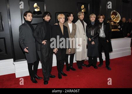 Los Angeles, California, Stati Uniti. 26th gennaio 2020. BTS arriva al 62nd annuale Grammy Awards Red carpet tenuto presso lo Staples Center il 26 gennaio 2020 a Los Angeles, California, Stati Uniti. (Foto di Snanlee B. Mirador/Sipa USA) credito: Sipa USA/Alamy Live News Foto Stock