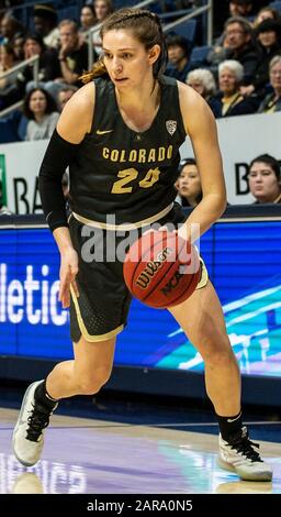 Berkeley, CA, Stati Uniti, 26th Gen, 2020. A. la guardia Dei Bufali del Colorado Aubrey Knight (24) guida al basket durante il gioco NCAA Women's Basketball tra Colorado Buffalo e California Golden Bears 62-50 vince al padiglione Hass Berkeley Calif. Thurman James/CSM/Alamy Live News Foto Stock