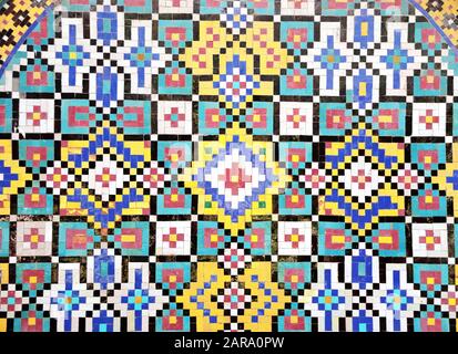 Particolare del tradizionale muro di mosaico persiano con ornamento geometrico nel palazzo del Golestan (Palazzo di marmo, Palazzo delle Rose), complesso reale Qajar a Teheran, Foto Stock