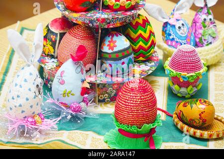 Belle uova di Pasqua Multicolore decorate a mano Foto Stock