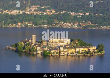 Vista dell'isola di San Giulio sul Lago d'Orta, Lago d'Orta, Orta San Giulio, Piemonte, Italia Foto Stock