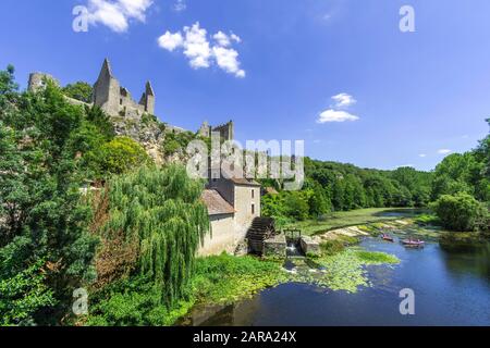 Vista delle rovine del castello e del fiume Anglin con un vecchio mulino, Angles-sur-l'Anglin, Dipartimento Vienne, Francia Foto Stock