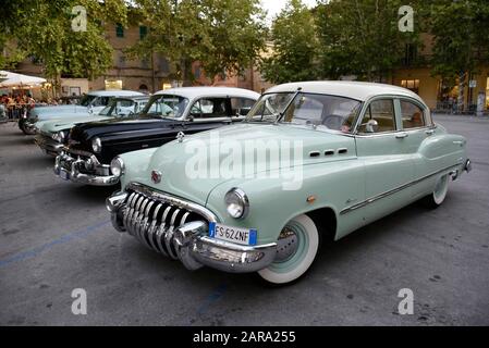 Parcheggio auto classiche americane, Piazza Simoncelli, Senigallia, Marche, Italia Foto Stock