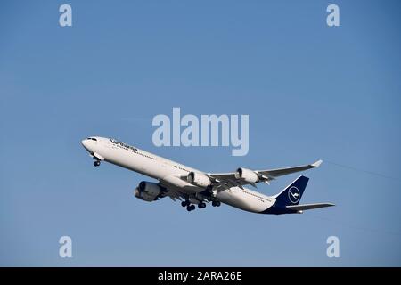 Start, Lufthansa Airbus, A340-600, New Livery, Aeroporto Di Monaco, Alta Baviera, Baviera, Germania Foto Stock