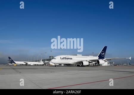 Lufthansa Airbus, A380-800 taxiing di fronte al satellite, Terminal 2, New Livery, Aeroporto di Monaco, alta Baviera, Baviera, Germania Foto Stock