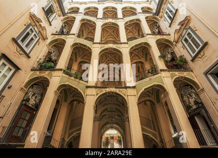 Famosa scalinata a due piani nel Palazzo dello Spagnolo, Napoli, Rione Sanita, Napoli, Campania, Italia Foto Stock