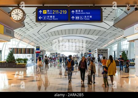 Lantau, Hong Kong - 16 Novembre 2019 : I Passeggeri Trasportano I Bagagli All'Aeroporto Internazionale Di Hong Kong Foto Stock