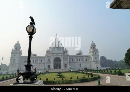 Crow seduto sul lampione, Victoria Memorial, Kolkata, Bengala Occidentale, India, Asia Foto Stock