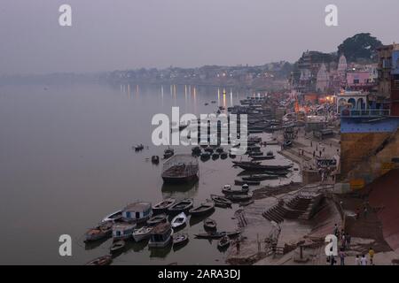 All'alba, fiume santo Gange e ghats, anche fiume Ganga, Varanasi anche Benares, Banaras, Uttar Pradesh, India, Asia meridionale, Asia Foto Stock