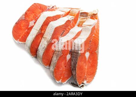 Deliziose bistecche di pesce salmone coho dopo il congelamento prima di cucinare in un ristorante o in cucina. Cibo sano e dieta. Foto Stock
