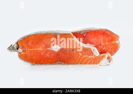 Deliziose bistecche di pesce salmone coho dopo il congelamento prima di cucinare in un ristorante o in cucina. Cibo sano e dieta. Foto Stock