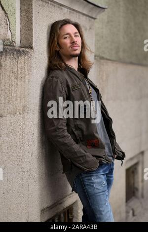 Monaco, Germania. 23rd Gen 2020. Il cantante Gil Ofarim si appoggia contro un muro di una casa. Il nuovo album di Ofarim Alles auf Hoffnung sarà pubblicato il 28.02.2020. Credito: Tobias Hase/Dpa/Alamy Live News Foto Stock