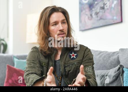 Monaco, Germania. 23rd Gen 2020. Il cantante Gil Ofarim dà un'intervista. Il nuovo album di Ofarim Alles auf Hoffnung sarà pubblicato il 28.02.2020. Credito: Tobias Hase/Dpa/Alamy Live News Foto Stock