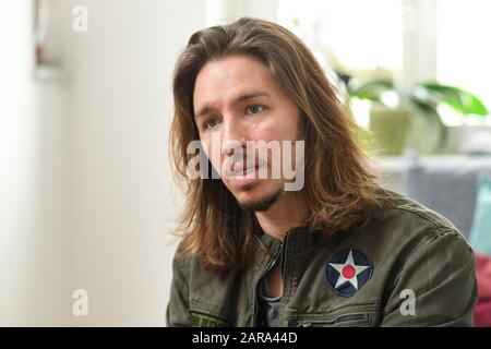 Monaco, Germania. 23rd Gen 2020. Il cantante Gil Ofarim dà un'intervista. Il nuovo album di Ofarim Alles auf Hoffnung sarà pubblicato il 28.02.2020. Credito: Tobias Hase/Dpa/Alamy Live News Foto Stock