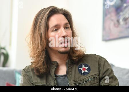 Monaco, Germania. 23rd Gen 2020. Il cantante Gil Ofarim dà un'intervista. Il nuovo album di Ofarim Alles auf Hoffnung sarà pubblicato il 28.02.2020. Credito: Tobias Hase/Dpa/Alamy Live News Foto Stock