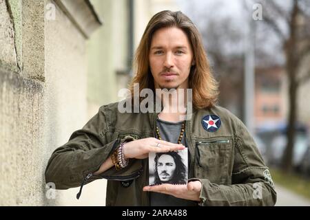 Monaco, Germania. 23rd Gen 2020. Il cantante Gil Ofarim tiene il suo nuovo CD nelle sue mani. Il nuovo album di Ofarim Alles auf Hoffnung sarà pubblicato il 28.02.2020. Credito: Tobias Hase/Dpa/Alamy Live News Foto Stock