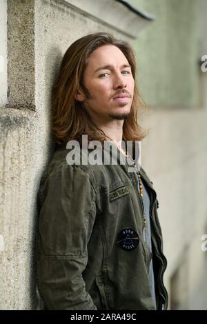 Monaco, Germania. 23rd Gen 2020. Il cantante Gil Ofarim si appoggia contro un muro di una casa. Il nuovo album di Ofarim 'Alles auf Hoffnung' sarà pubblicato il 28.02.2020. Credito: Tobias Hase/Dpa/Alamy Live News Foto Stock