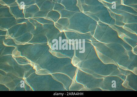 Bella superficie d'acqua che riflette con la luce del sole per sfondo o banner Foto Stock