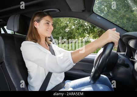 un felice conducente femminile sorridente Foto Stock