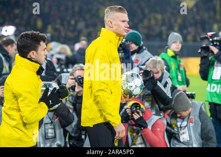 Leonardo BALERDI (a sinistra, DO) e Eerling HAALAND (DO) escono dal tunnel giocatore, sostituire, riserva, riserva giocatore, sostituto, mezzo personaggio, mezzo personaggio, calcio 1. Bundesliga, 19th matchday, Borussia Dortmund (DO) - 1.FC Colonia (K), il 24th gennaio 2020 a Dortmund/Germania. ¬ | utilizzo in tutto il mondo Foto Stock