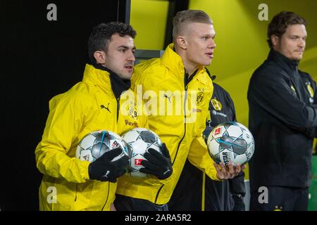 Leonardo BALERDI (a sinistra, DO) e Eerling HAALAND (DO) escono dal tunnel giocatore, sostituire, riserva, riserva giocatore, sostituto, mezzo personaggio, mezzo personaggio, calcio 1. Bundesliga, 19th matchday, Borussia Dortmund (DO) - 1.FC Colonia (K), il 24th gennaio 2020 a Dortmund/Germania. ¬ | utilizzo in tutto il mondo Foto Stock