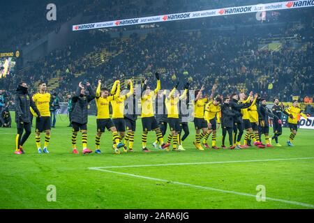 I giocatori di Dortmund sono felici di fronte ai tifosi per la vittoria, giubilo, allegria, allegria, gioia, allegria, festeggiare, giubilo finale, figura intera, formato paesaggio, Laola, la Ola, onda, calcio 1. Bundesliga, 19th matchday, Borussia Dortmund (DO) - 1.FC Colonia (K), il 24th gennaio 2020 a Dortmund/Germania. ¬ | utilizzo in tutto il mondo Foto Stock