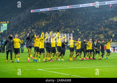 I giocatori di Dortmund sono felici di fronte ai tifosi per la vittoria, giubilo, allegria, allegria, gioia, allegria, festeggiare, giubilo finale, figura intera, formato paesaggio, Laola, la Ola, onda, calcio 1. Bundesliga, 19th matchday, Borussia Dortmund (DO) - 1.FC Colonia (K) 5: 1, il 24 gennaio 2020 a Dortmund/Germania. ¬ | utilizzo in tutto il mondo Foto Stock