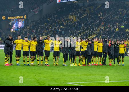 I giocatori di Dortmund sono felici di fronte ai tifosi per la vittoria, giubilo, allegria, allegria, gioia, allegria, festeggiare, giubilo finale, figura intera, paesaggio, calcio 1. Bundesliga, 19th matchday, Borussia Dortmund (DO) - 1.FC Colonia (K) 5: 1, il 24 gennaio 2020 a Dortmund/Germania. ¬ | utilizzo in tutto il mondo Foto Stock