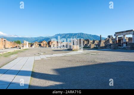 Il forum di Pompei è il centro della vita religiosa, culturale e politica dell'antica Pompei. Foto Stock