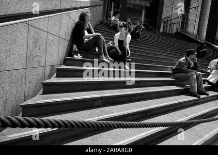 Turisti seduti su gradini, Parigi, Francia, Europa Foto Stock