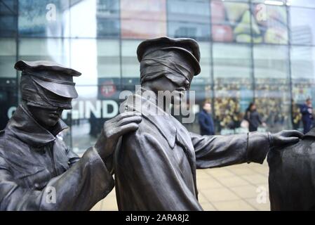 Vittoria Sulla statua Cecità, fuori Manchester Piccadilly stazione di Johanna Domke-Guyot.Remembering i veterani ciechi di ritorno del Primo Worl Foto Stock