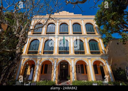 Facciata della storica residenza coloniale che ospita la Biblioteca Sir Robert ho Tung. Macao, Cina. Foto Stock