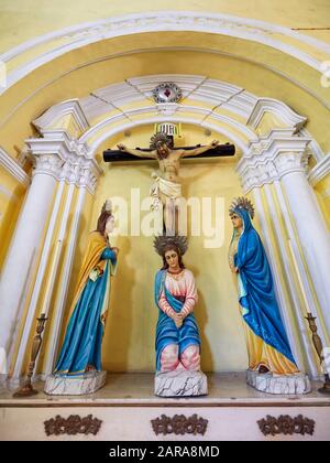 Le donne piangono la crocifissione di Gesù, gruppo scultoreo nella Chiesa di Sant’Agostino, fondata dai sacerdoti Agostiniani spagnoli nel 1591. Macao, Cina. Foto Stock