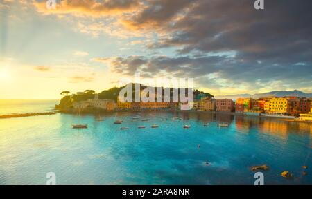 Sestri Levante La Baia del Silenzio o Baia del Silenzio del porto di mare e spiaggia vista sul tramonto. Liguria, Italia Europa. Foto Stock