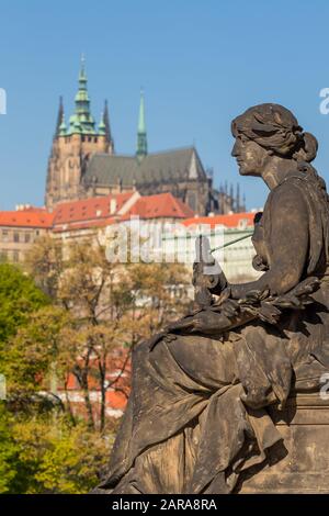 Castello di Praga visto dalla sala concerti Rudolfinum, Praga, Boemia, Repubblica Ceca, Europa Foto Stock