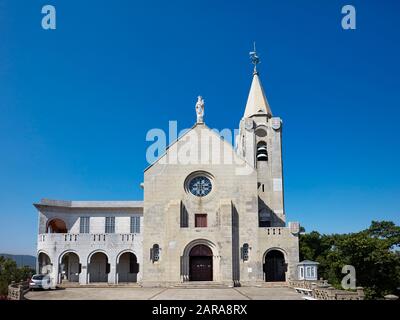 Facciata Della chiesa Di Nostra Signora di Penha (costruita nel 1622 e quasi completamente ricostruita nel 1935) sulla cima del colle Penha. Macao, Cina. Foto Stock