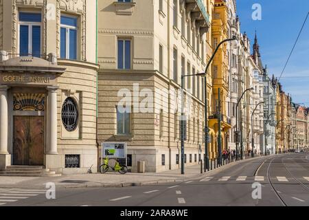 Facciate di edifici in stile liberty presso l'argine del fiume Moldava nel quartiere di Newtown, Praga, Boemia, Repubblica Ceca, Europa Foto Stock