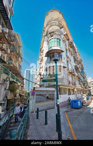 Edifici residenziali con balconi nel centro storico. Macao, Cina. Foto Stock